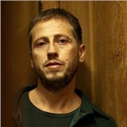 Insegnante impartisce lezioni di produzione musicale